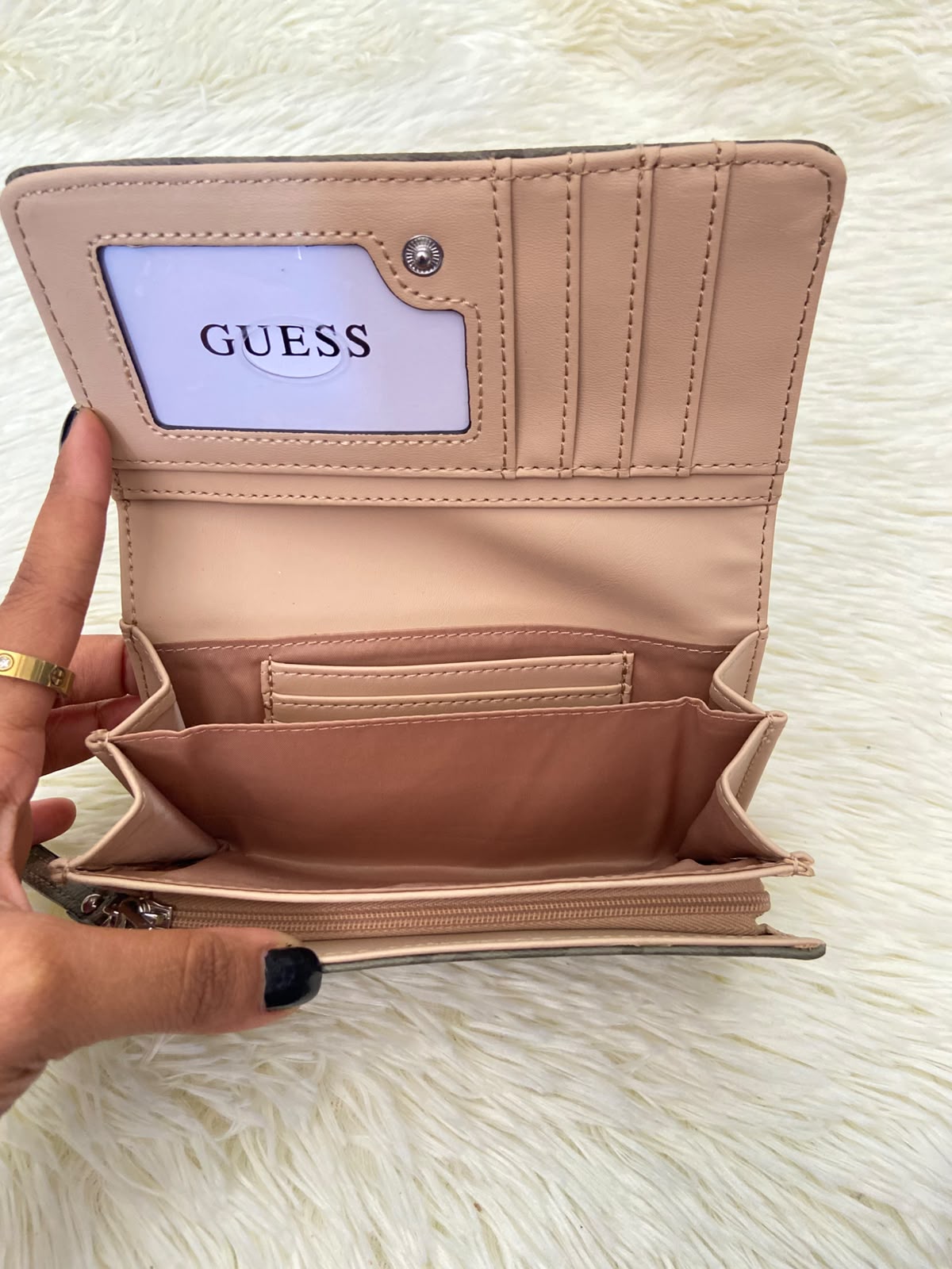 Monedero GUESS original, color verde militar con estampado G y placa GUESS en forma de triangulo en plateado.
