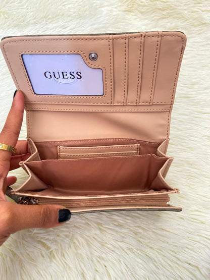 Monedero GUESS original, color verde militar con estampado G y placa GUESS en forma de triangulo en plateado.