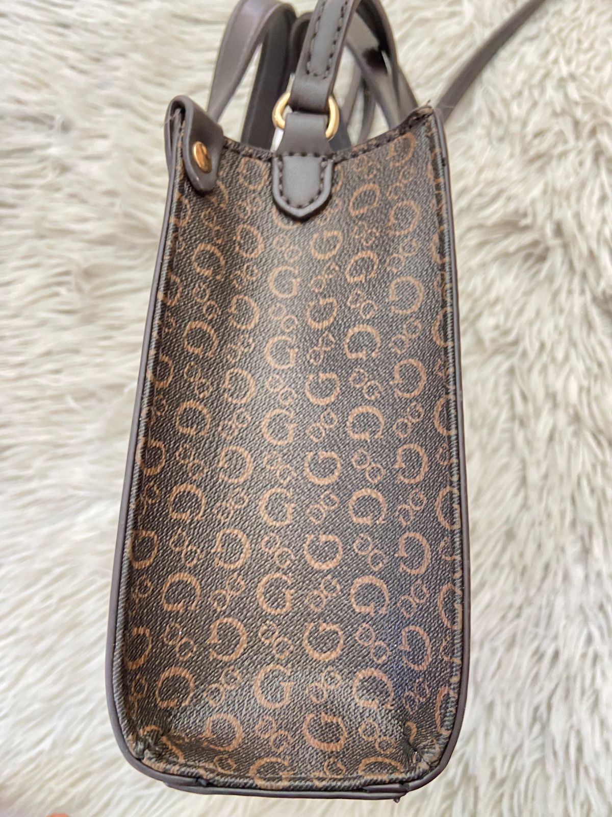 Cartera GUESS original Cartera GUESS – Estilo Iconic Mini Tote ✨

✔ Diseño con el clásico logo G en tono dorado
✔ Correa ajustable + asas dobles par