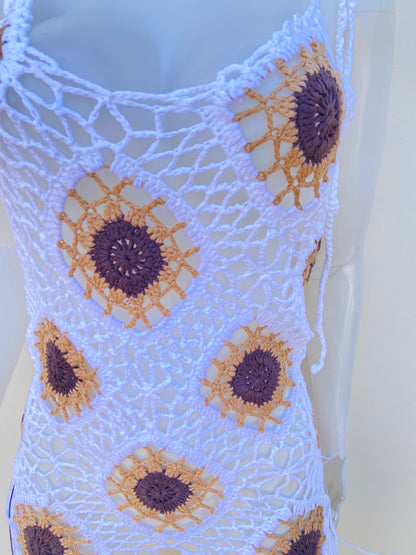 Cover Up/ Salida de playa color blanco con estampado de girasoles en tela crochet.
