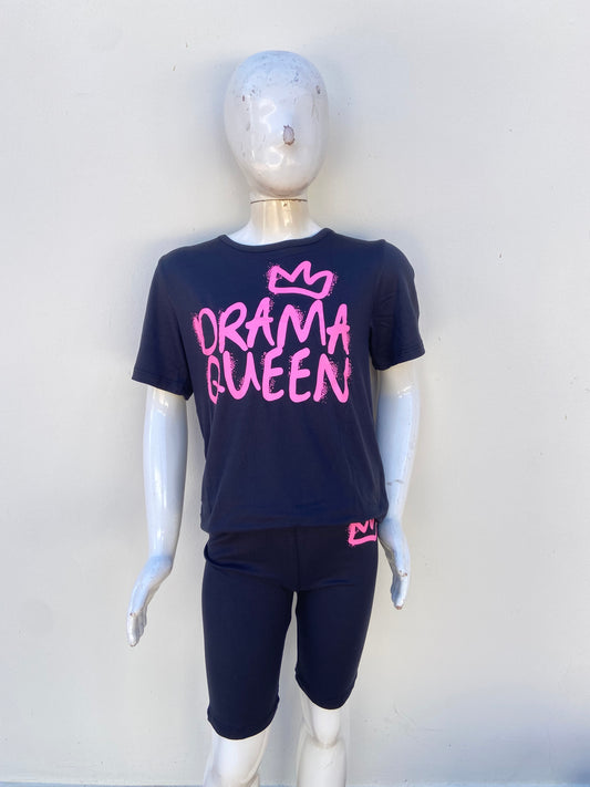 Conjunto negro, con letras en  color rosado DRAMA QUEEN ( Reina del drama ).