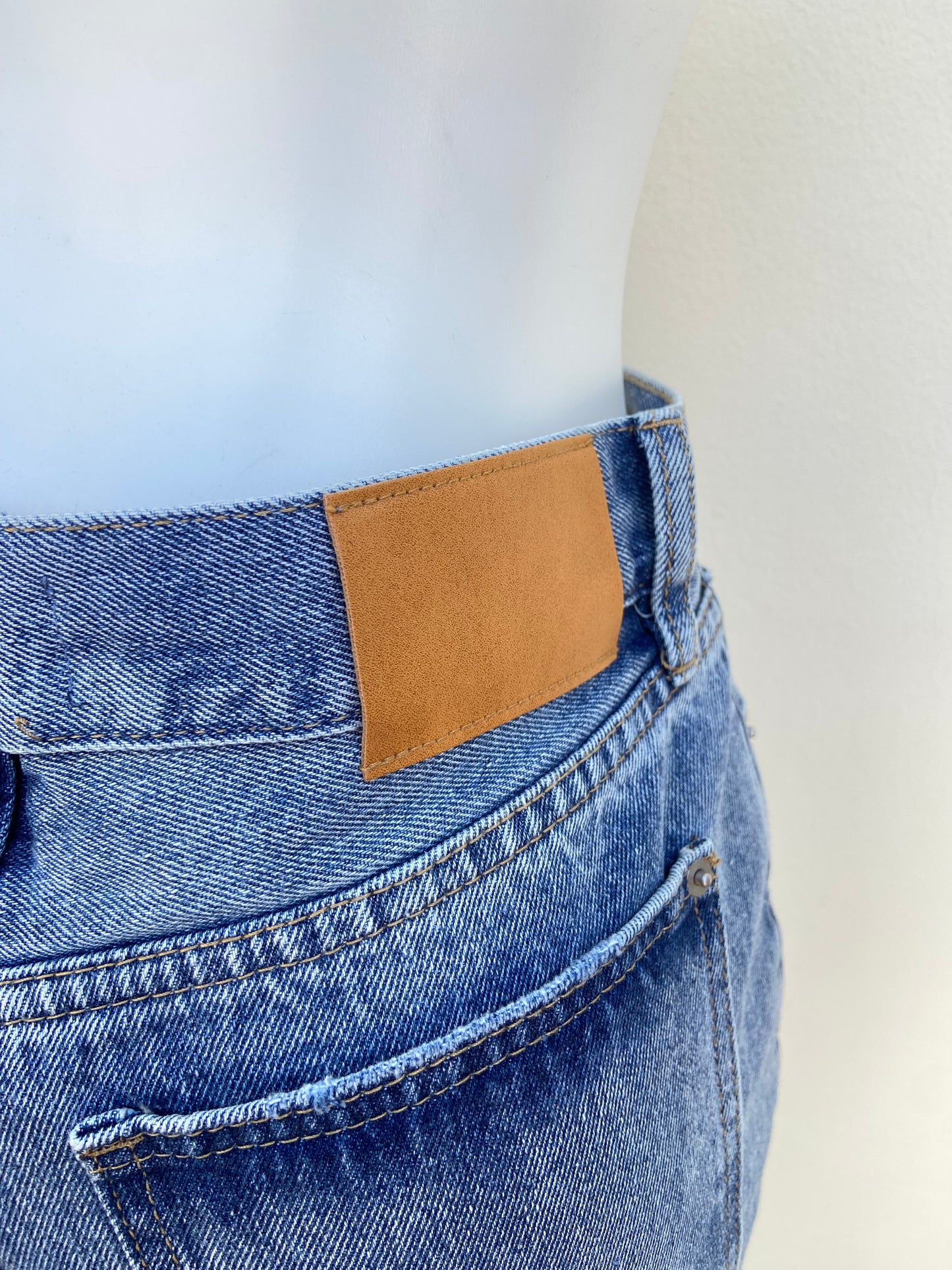 Pantalon Jean, azul claro con costura en hilo marron ancho, BOYFRIEND.