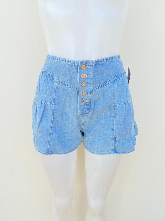 Short, azul claro con botones en frentes.