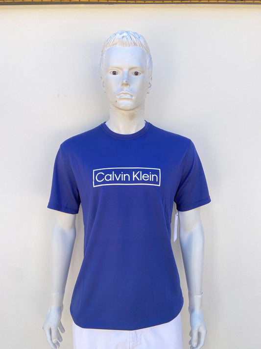 T-shirt CALVIN KLEIN original azul marino con letras de la marca en color blanco.