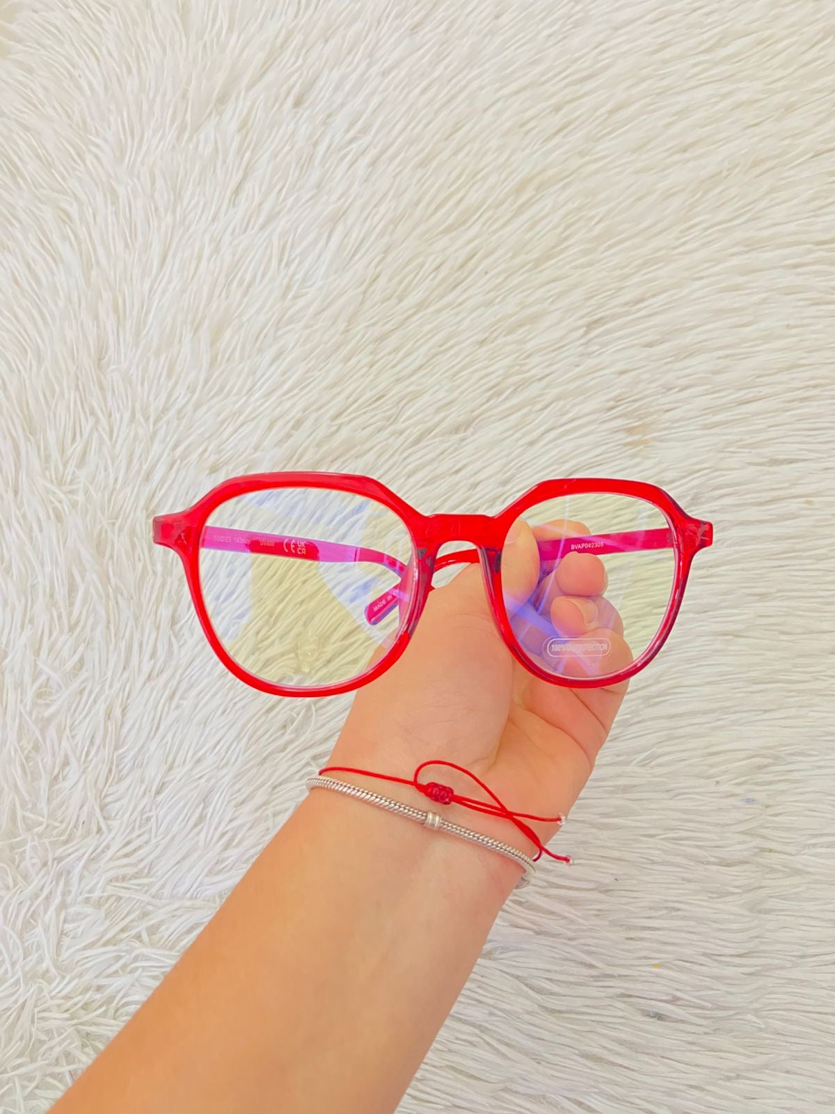 Lentes rojos con montura redonda  y cristales amarillos claros