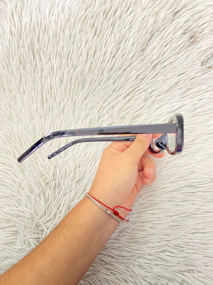 Lentes diseñados con protección UV 100-400 para proteger tu visión. Negros con montura negra, micas azules