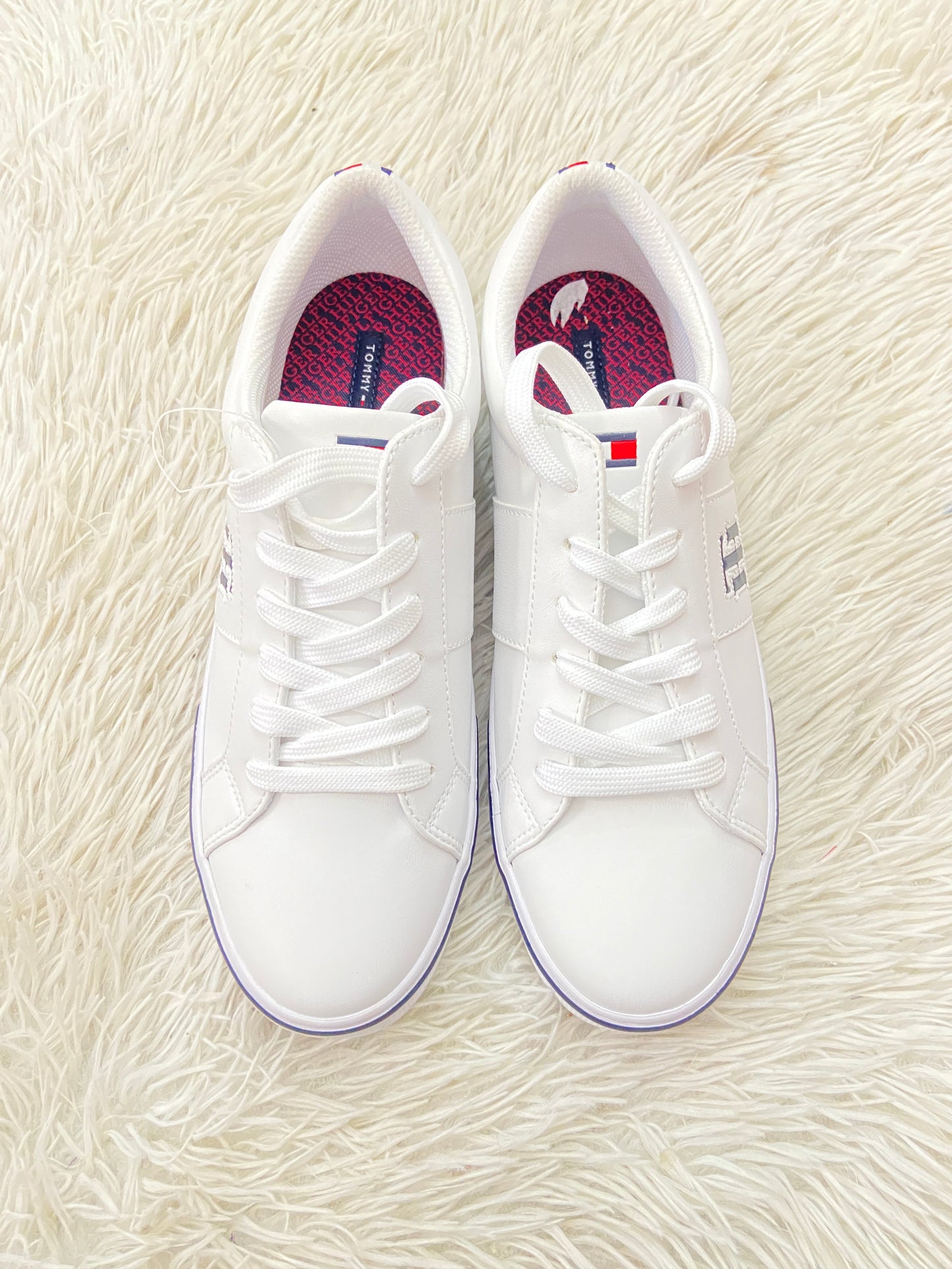 Tenis Tommy Hilfiger original blanco, con logotipo TH en azul.