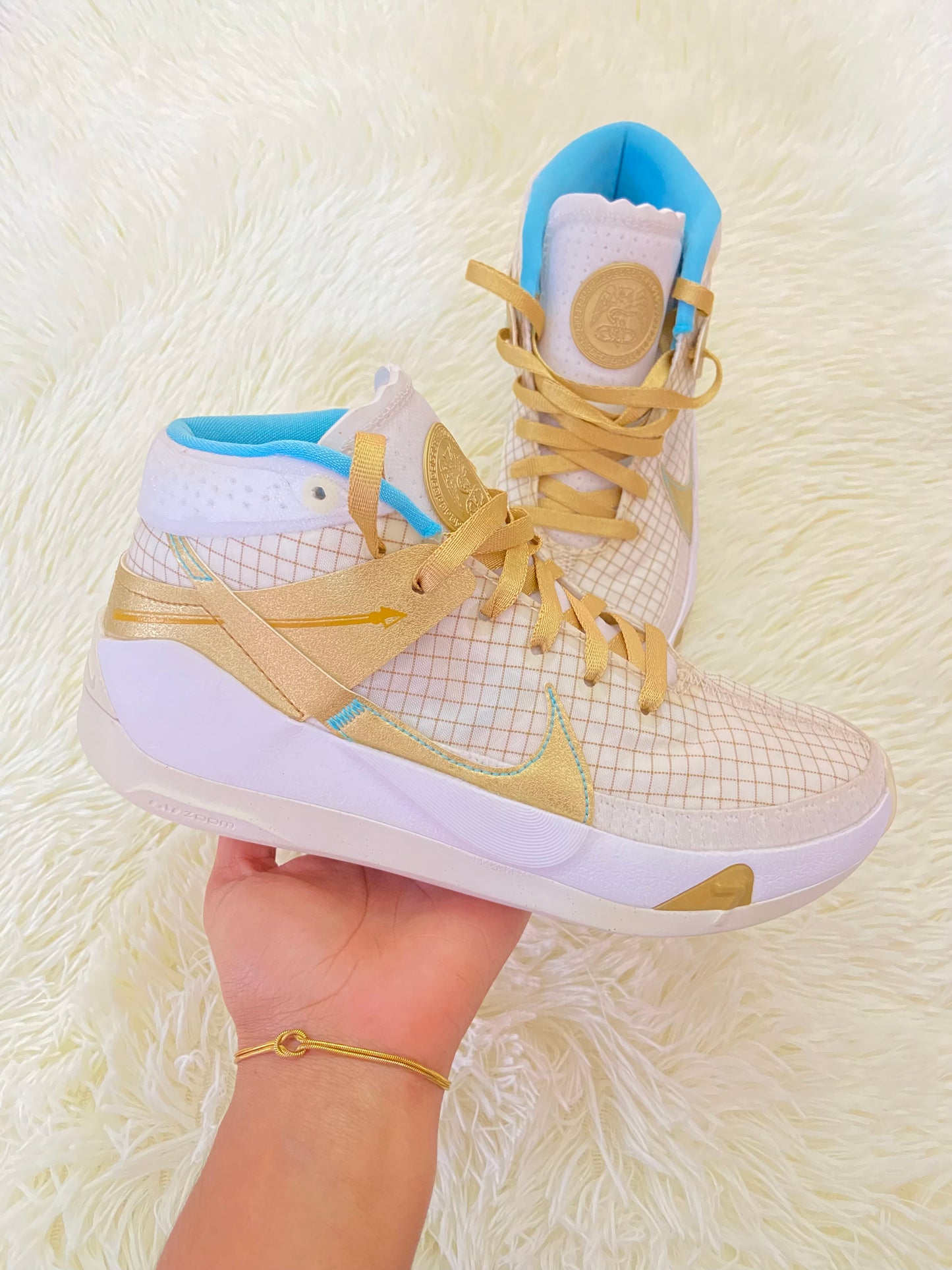 Tenis NIKE original blanco con dorado y azul y detalles de cuadros, altos.