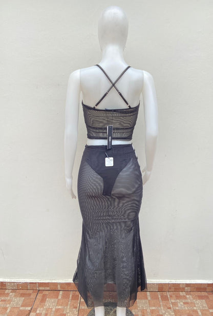 Conjunto negro largo, transparente con lazos ajustables cruzados y abierto en los lados.