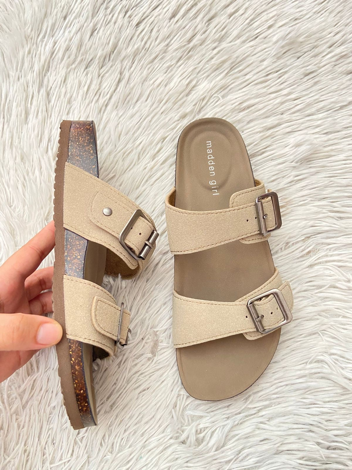 Sandalias MADDEN GIRL Original, en color crema con doble correa y evillas al frente en color plateado.
