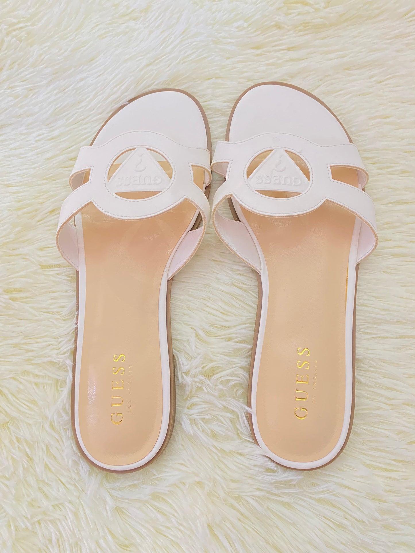 Sandalias GUESS original, blanca con crema y letras GUESS ? en frente.