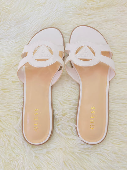 Sandalias GUESS original, blanca con crema y letras GUESS ? en frente.