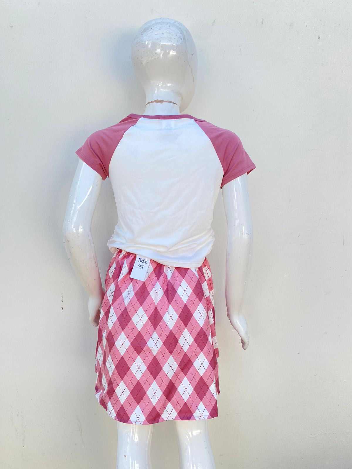 Conjunto Lily Bleu Original, falda y t-shirt en color rosa y blanco, con estampado en triángulos.