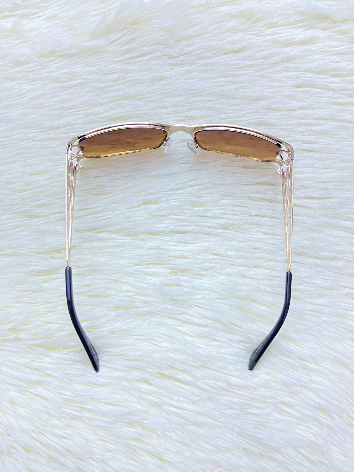 Lentes, marron con diseño abierto en la montura, más protección UV 100%.