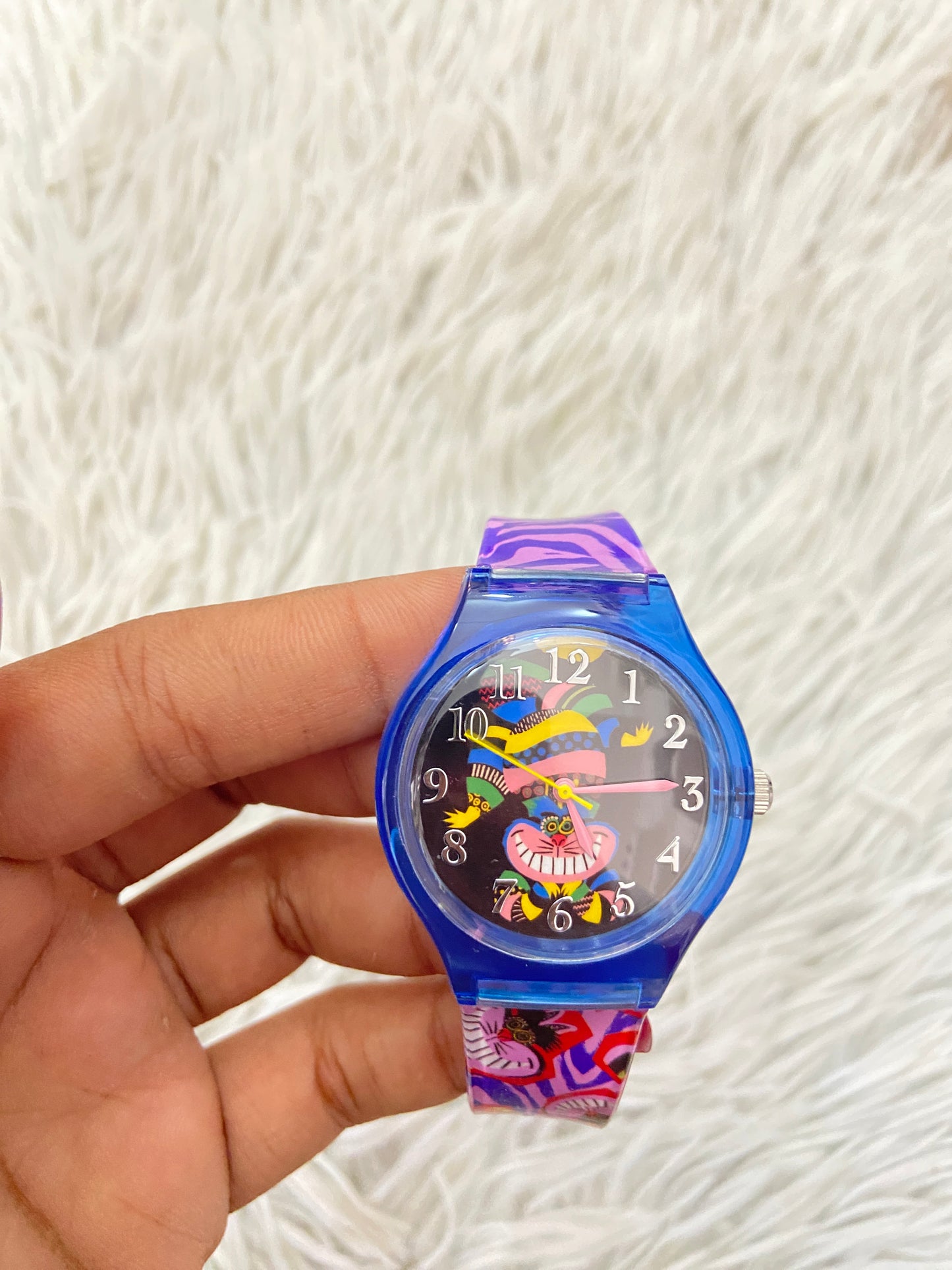 Reloj Disney original morado con azul marino y caricatura de un gato de fondo.