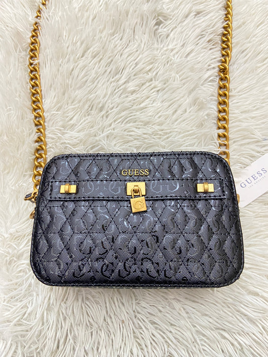 Cartera Guess original negra con  cadena y placa Guess en dorado.