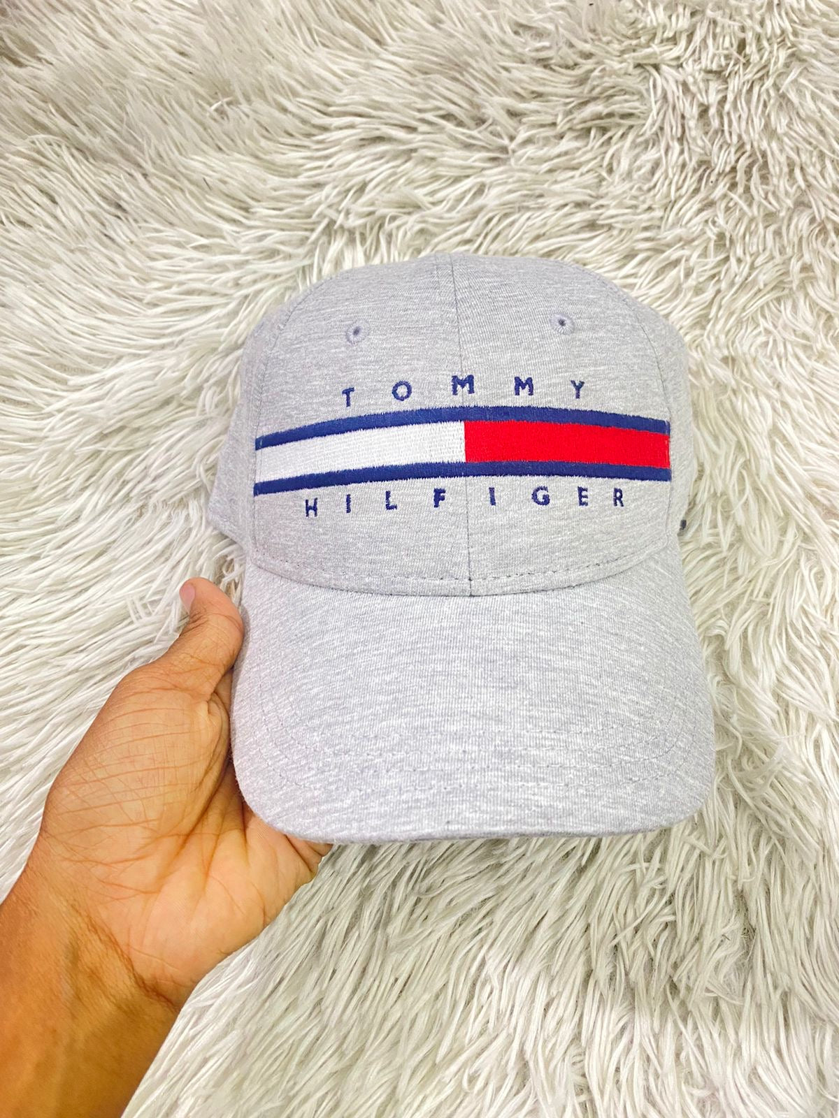 Gorra Tommy Hilfiger original gris con banda TOMMY HILFIGER en frente.