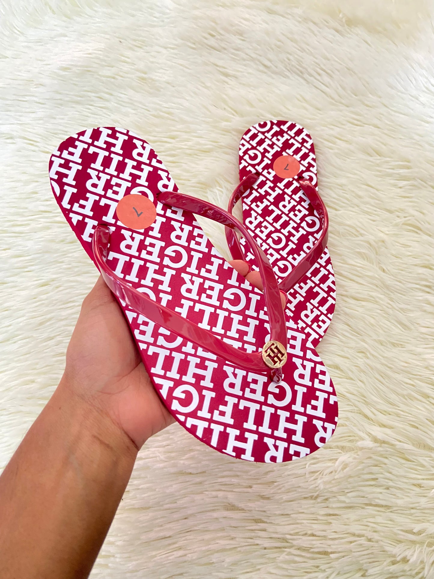 Sandalias TOMMY HILFIGER original, rojo vino con letras HILFIGER en blanco y placa dorada en frente.
