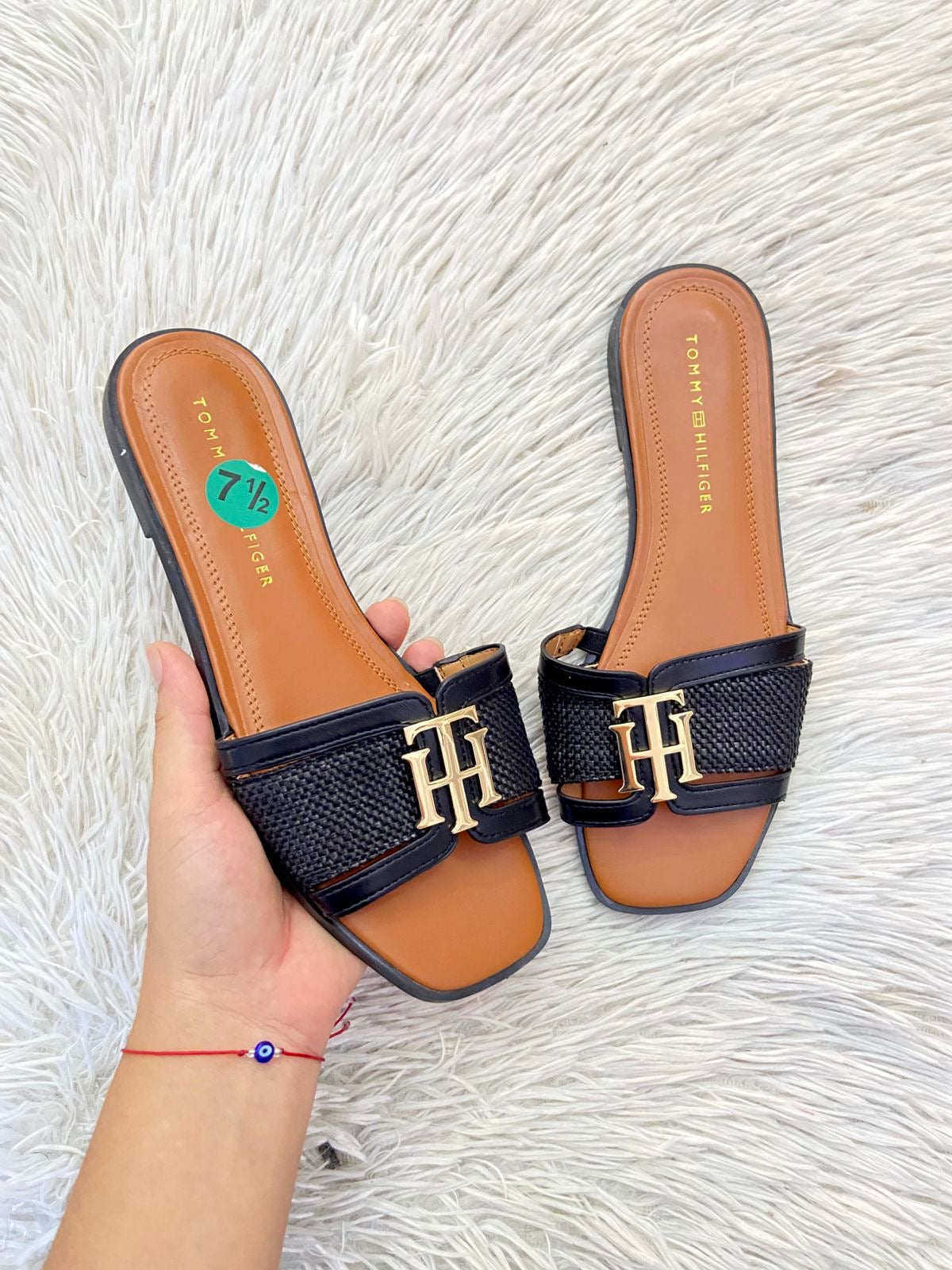 Sandalias Tommy Hilfiger Original en color negro, marron en el interior y placa de la marca en color dorado TH.