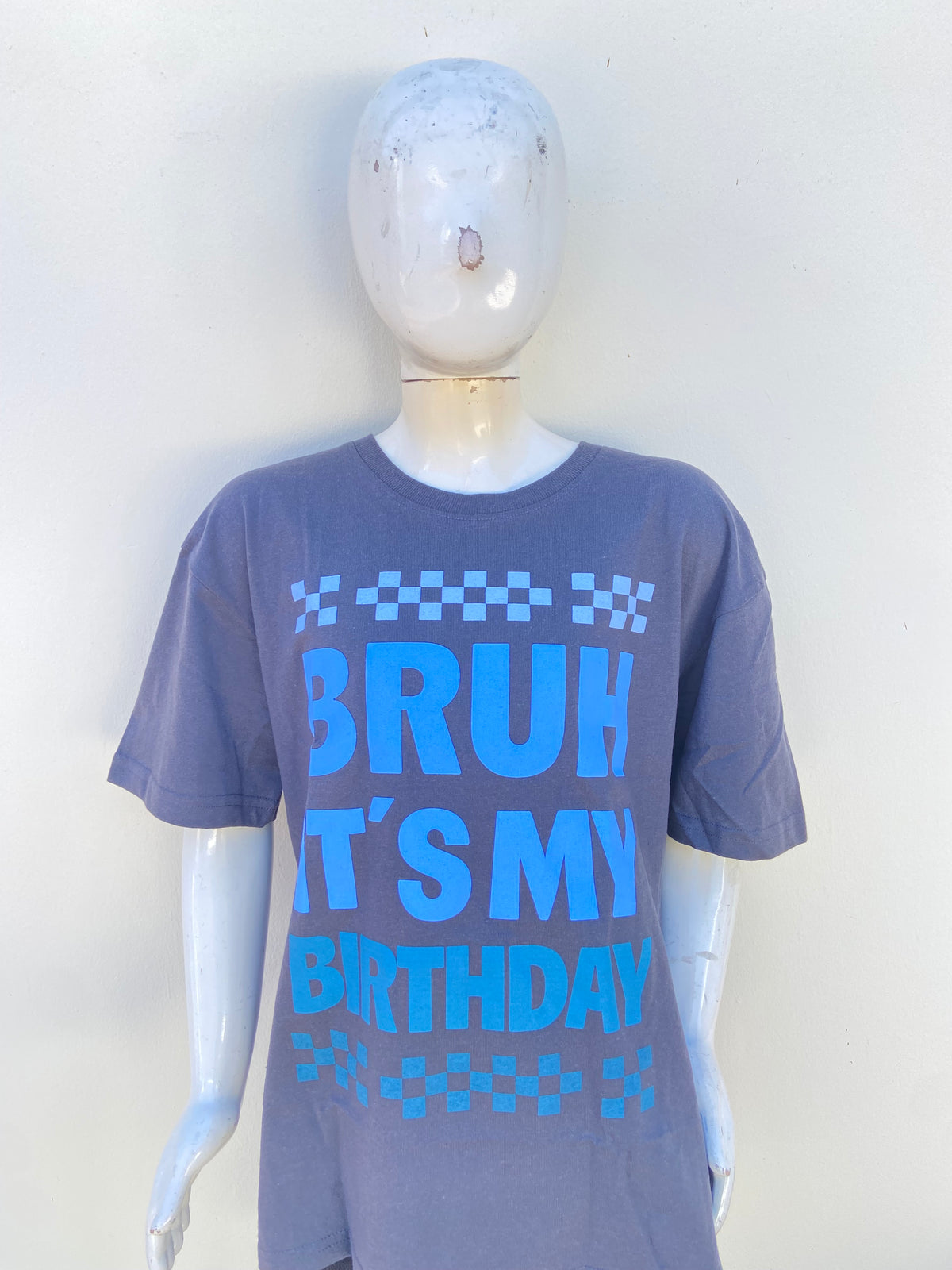 T-shirt, en color gris con letras BRUH ITS MY BIRTHDAY en azul.