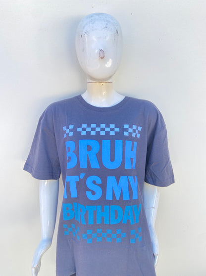 T-shirt, en color gris con letras BRUH ITS MY BIRTHDAY en azul.