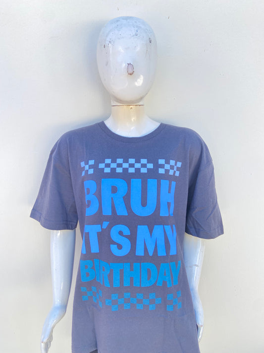 T-shirt, en color gris con letras BRUH ITS MY BIRTHDAY en azul.