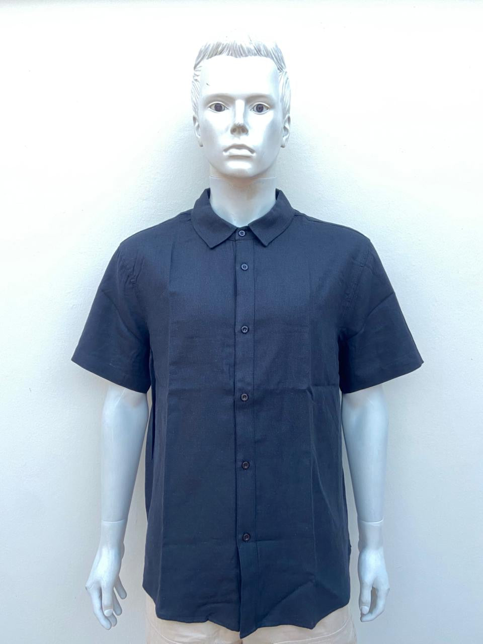 Camisa 55% lino 45% algodón, negra lisa, manga corta y con botones al frente en color negro.