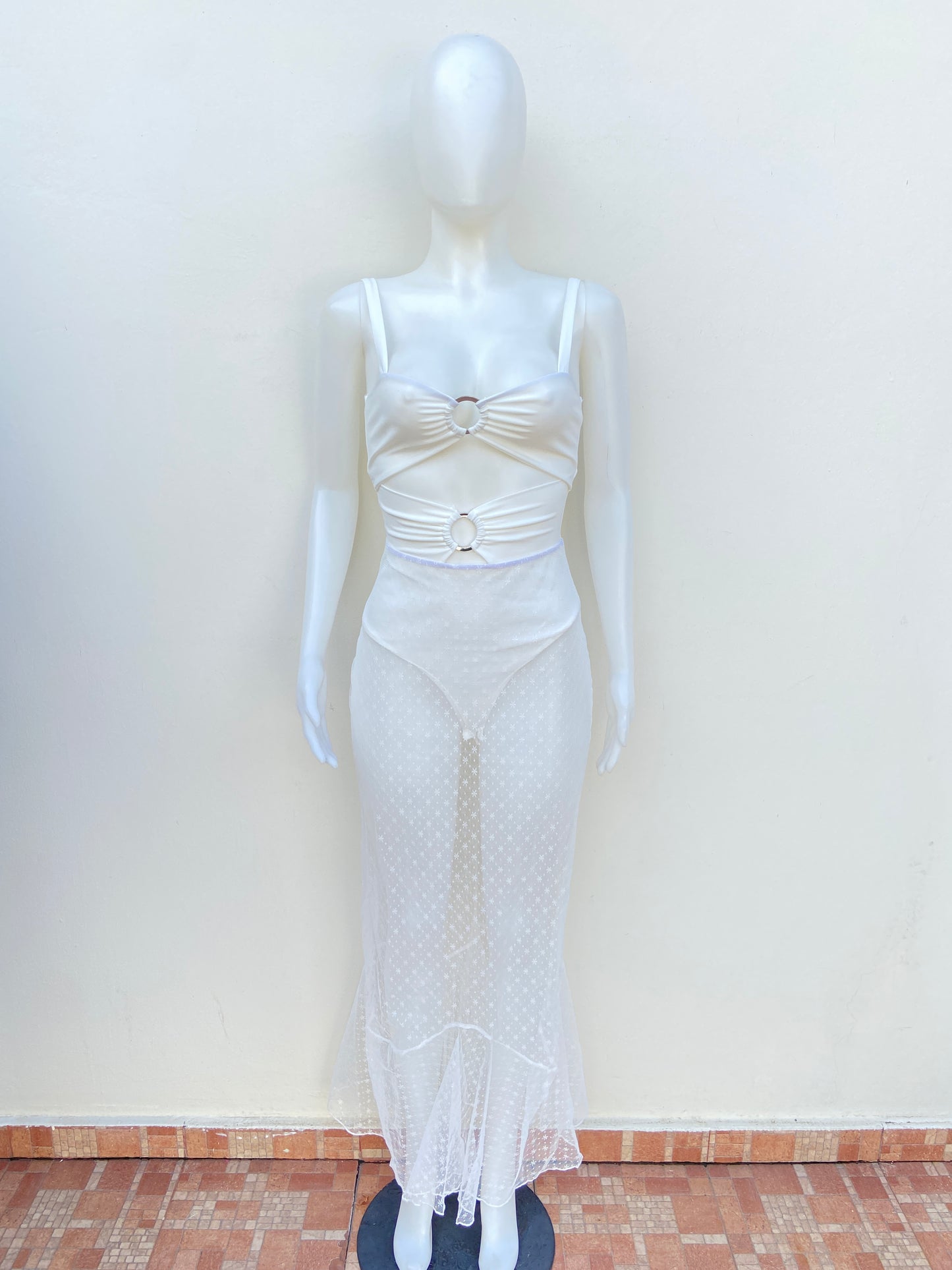 Vestido Fashion Nova original blanco estilo body, con falda en encaje transparente.