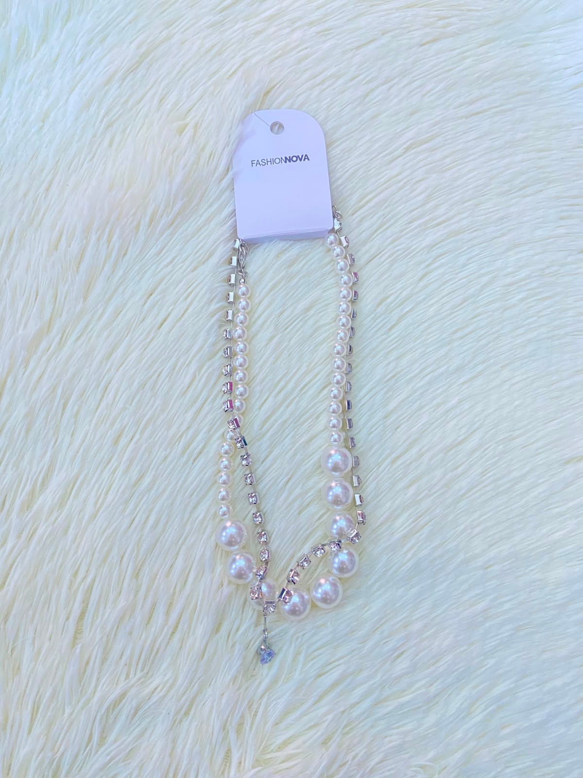 Collar doble de perlas y diamantes en color plateado.