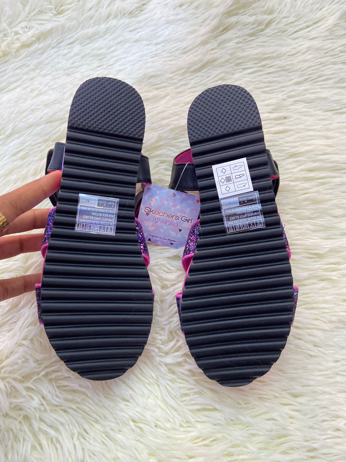 Sandalias SKECHERS GIRL original, morada con negro y brillos.