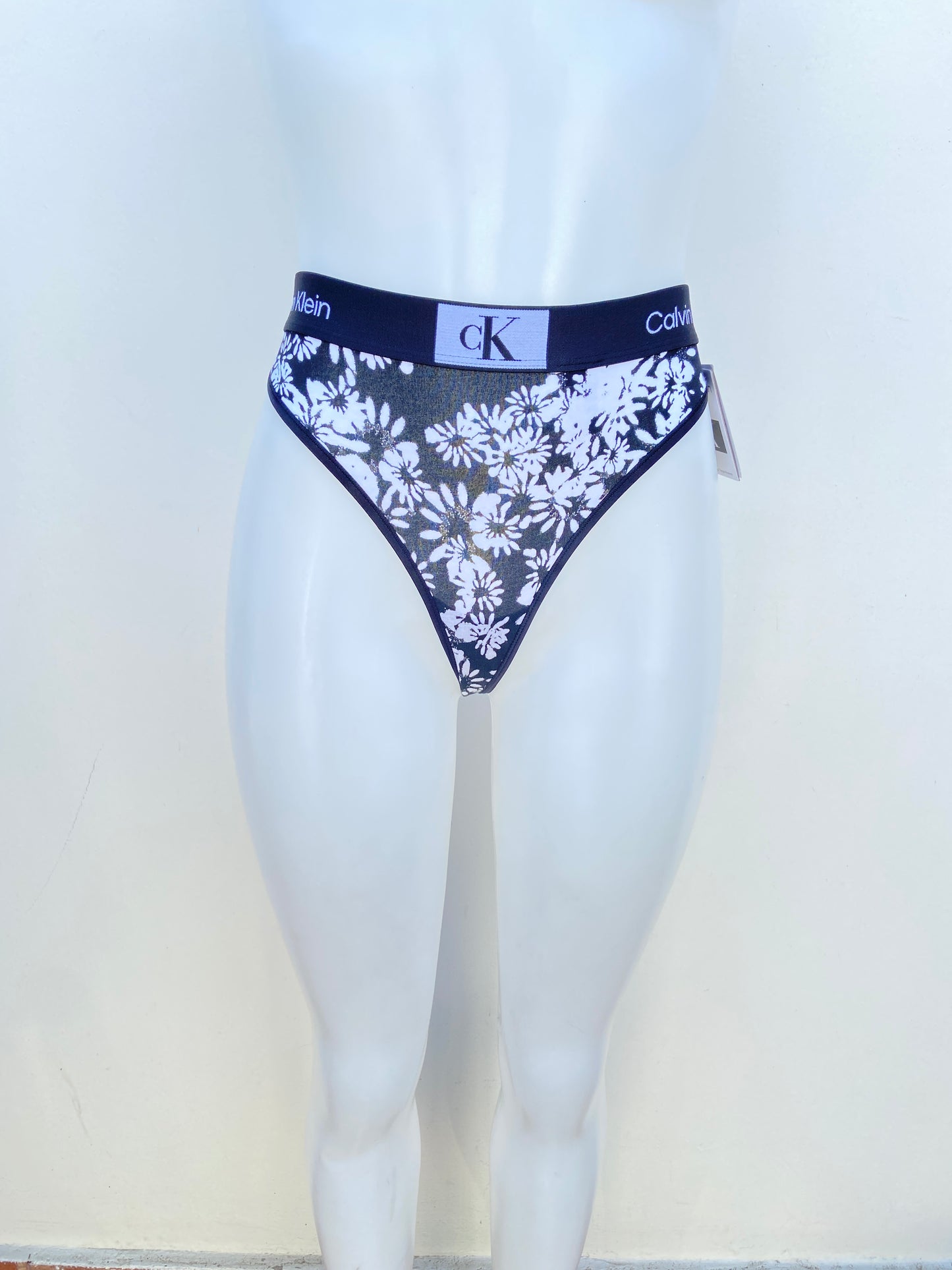 Panti Calvin Klein original blanco y negro y estampado de Flores.