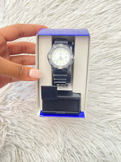 Reloj Casio original negra con fondo en color blanco y verde.