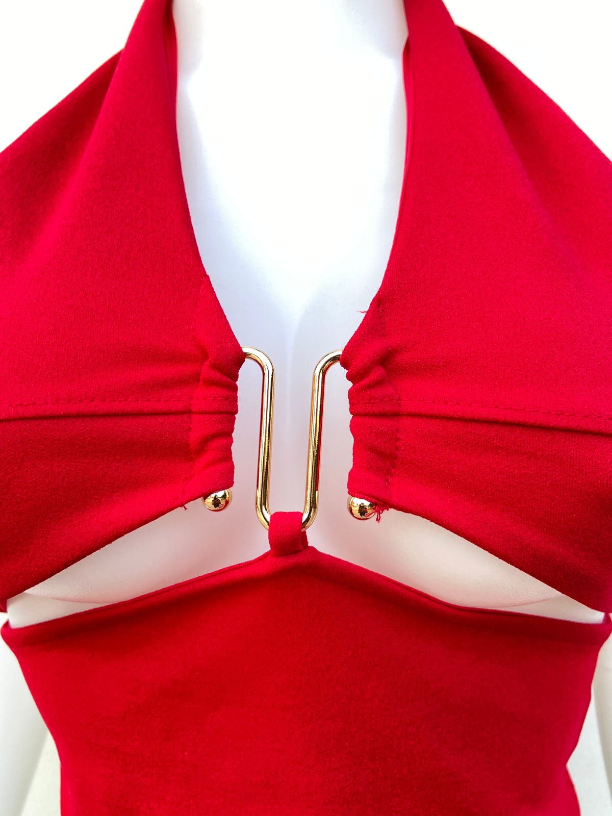 Top Fashion Nova Original, en color rojo, sexy con abertura y sujetador en dorado .