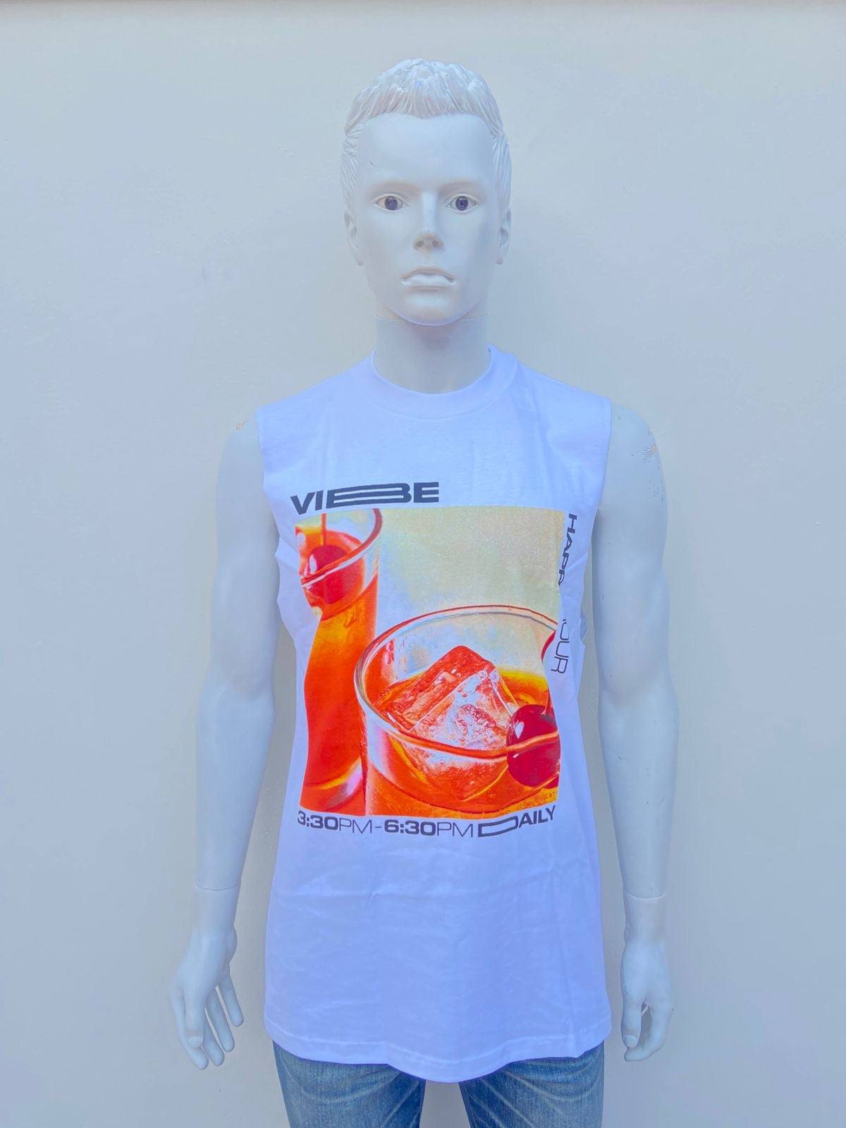 Franela blaca con estampado de copas y letras VIBE, HAPPY HOUR