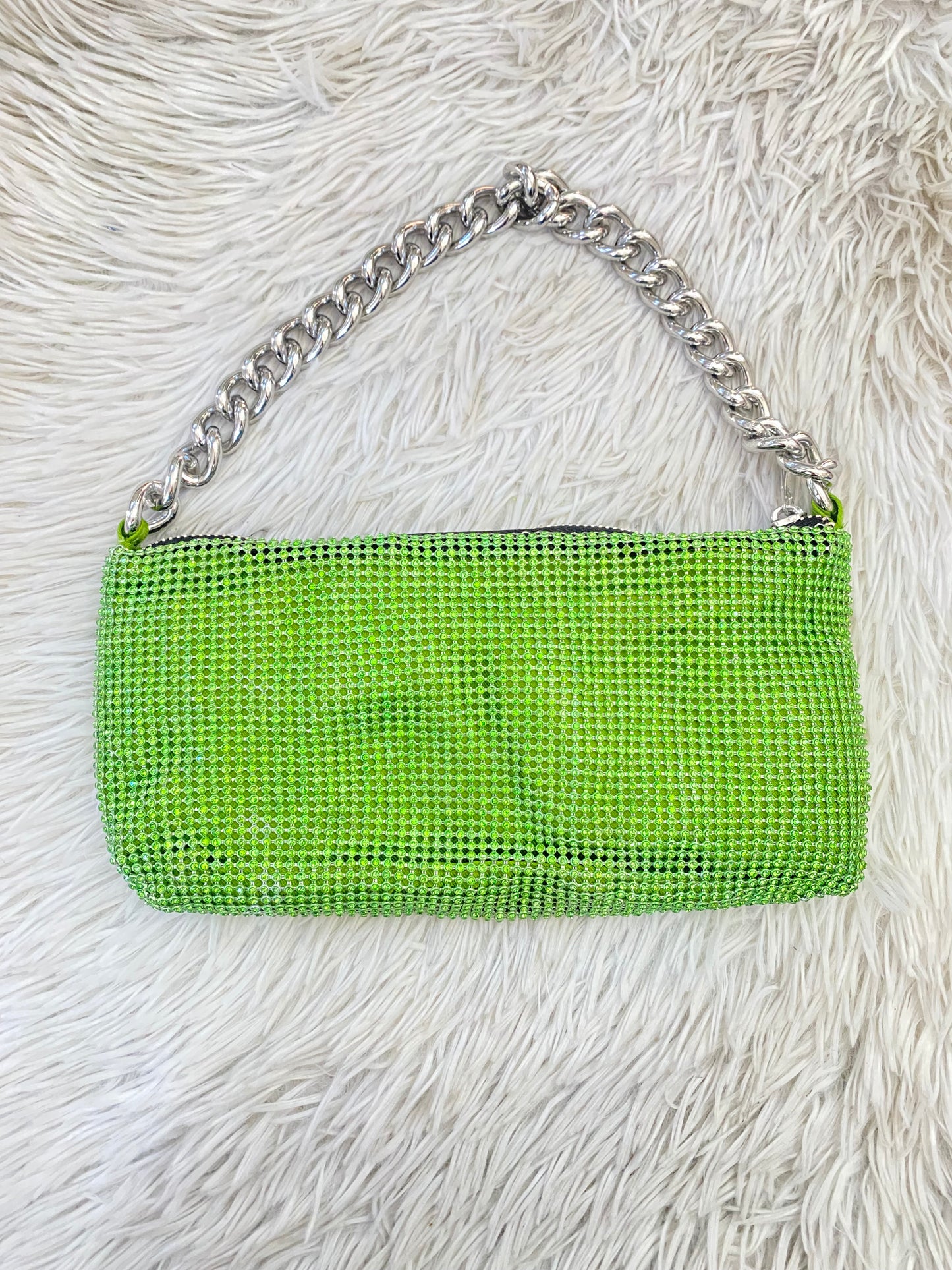 Cartera Fashion Nova original, verde con brillo y cadena plateada.