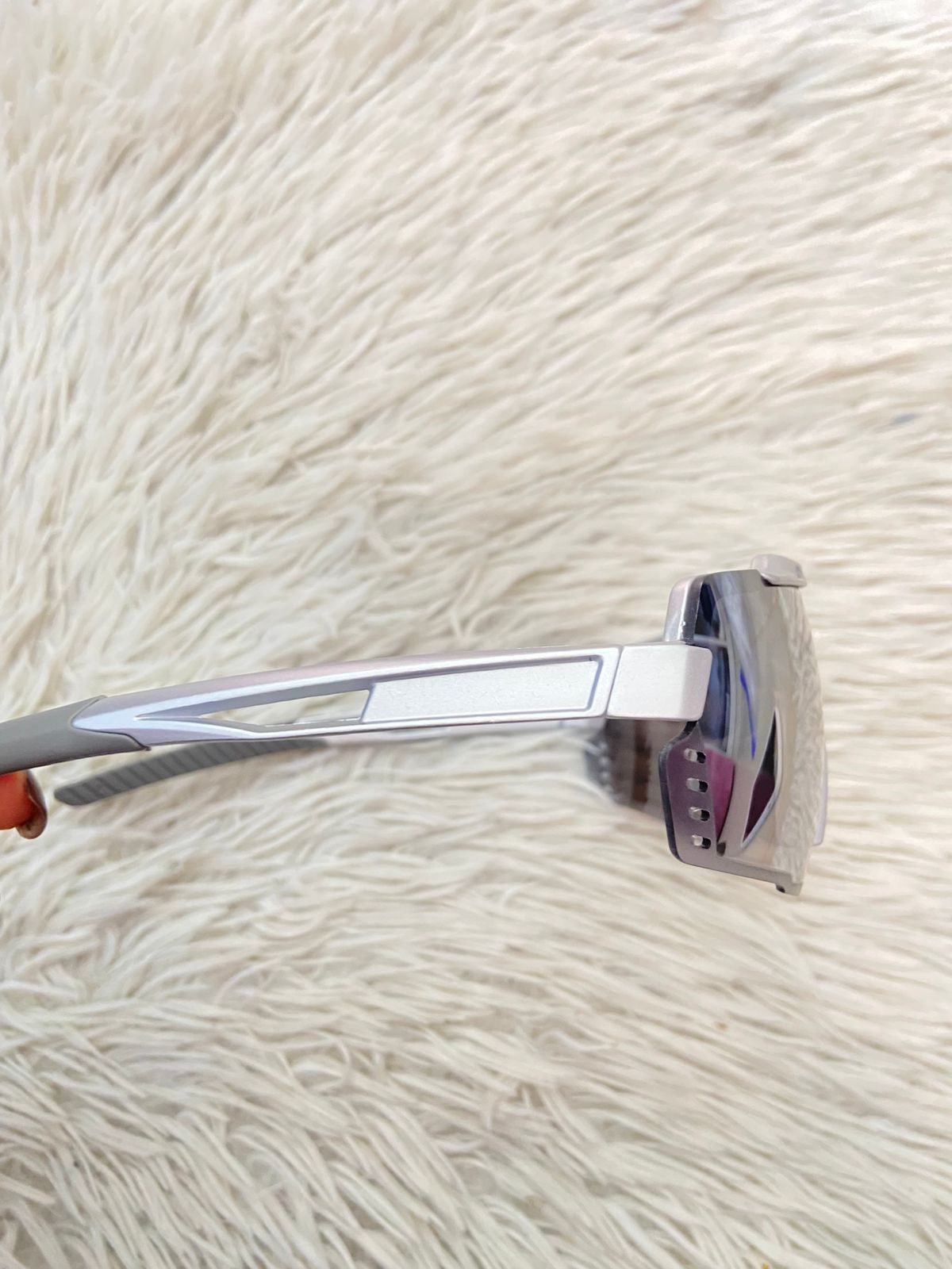 Lentes, plateados con montura en color plateado metálico.