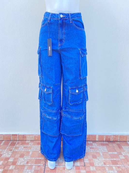 Pantalon cargo en color azul,  con varios bolsillos al frente y en los lados, ancho.