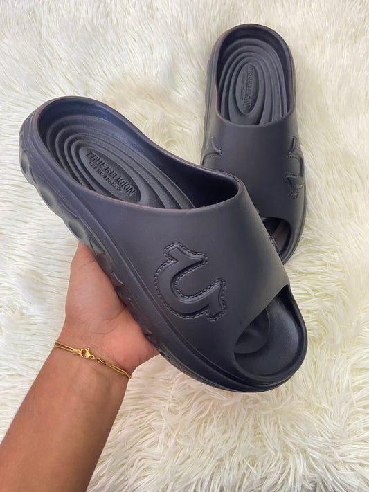 Sandalias TRUE RELIGION original, negra con logotipo de la marca en  los lados.