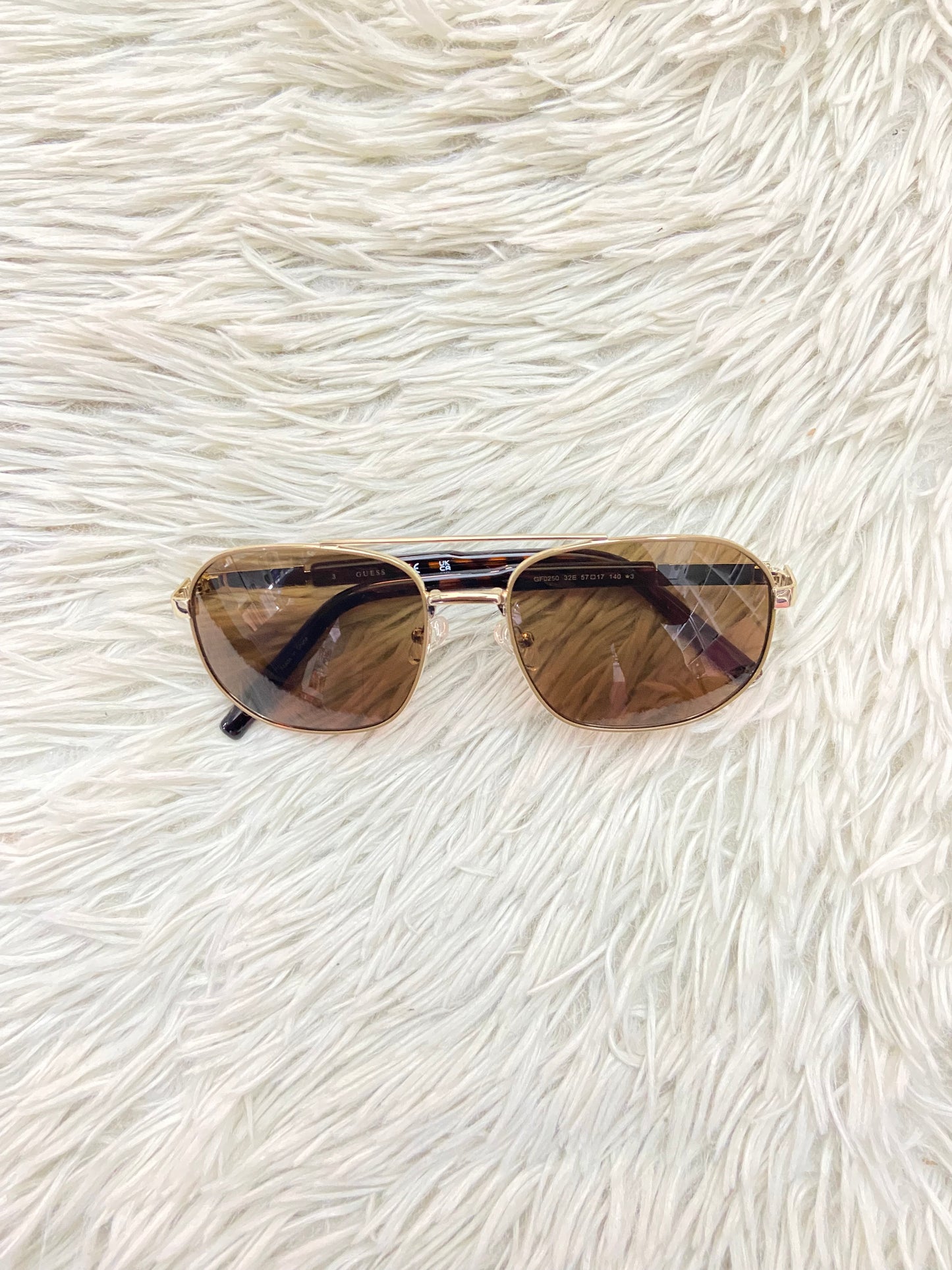 Lentes GUESS original, diseñados con protección UV 100-400 para proteger tu visión. Marrones con montura en animal print, ovalados.