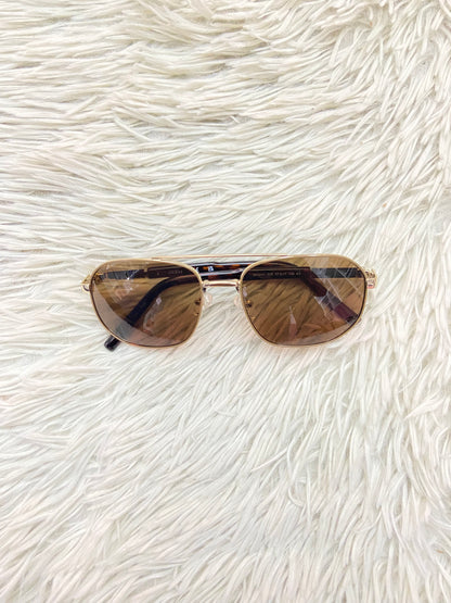 Lentes GUESS original, diseñados con protección UV 100-400 para proteger tu visión. Marrones con montura en animal print, ovalados.