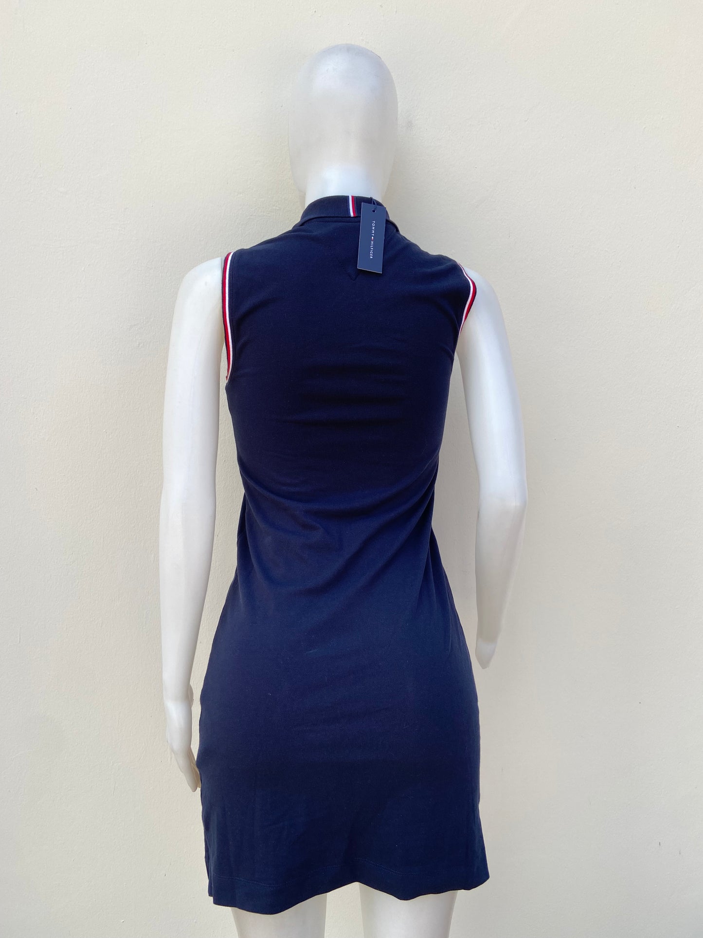 Vestido TOMMY HILFIGER original, azul marino con cuello y líneas rojas en los costados.