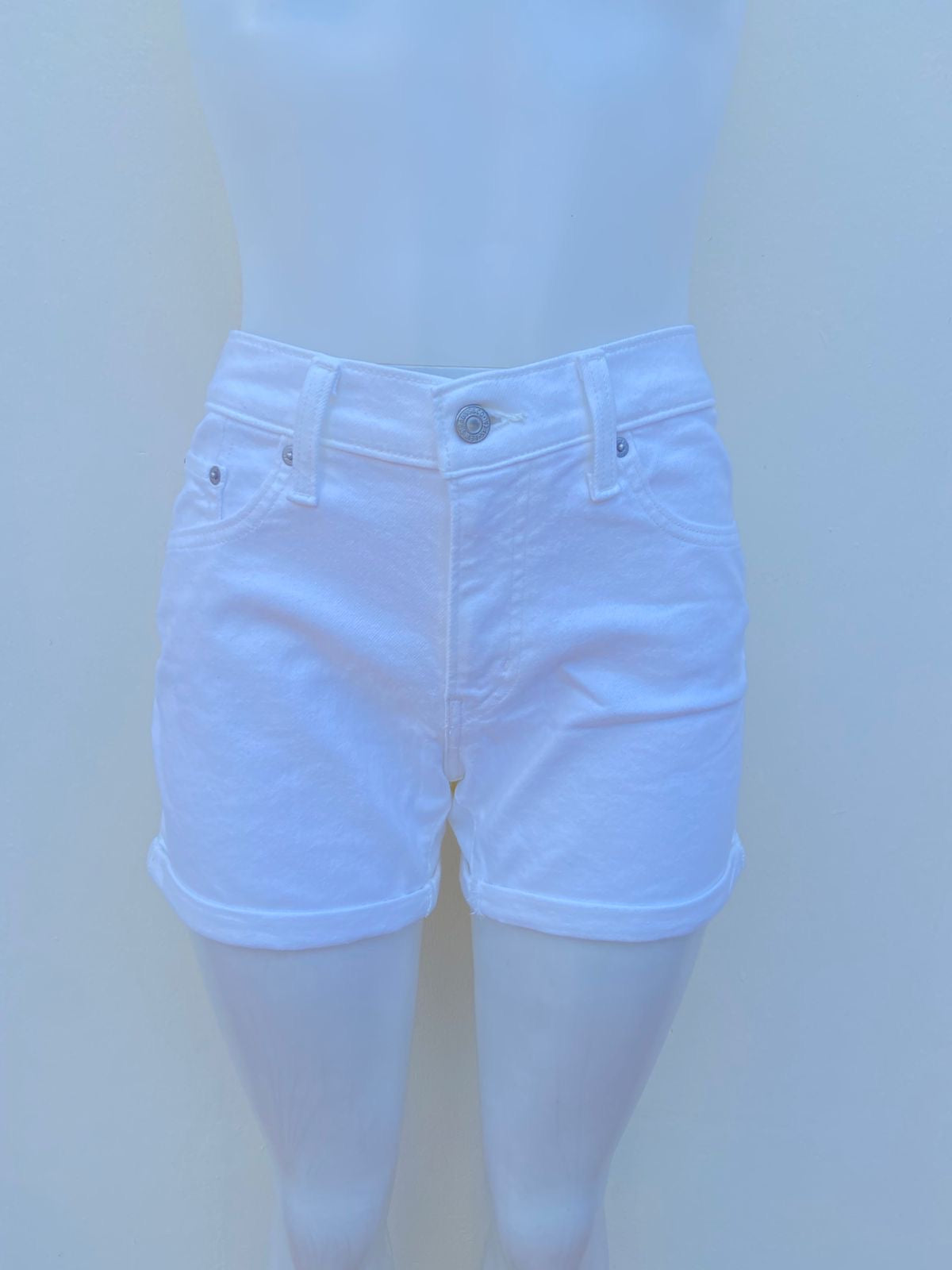 Short LEVI’S original blanco liso, con dobladillo en la parte inferior.