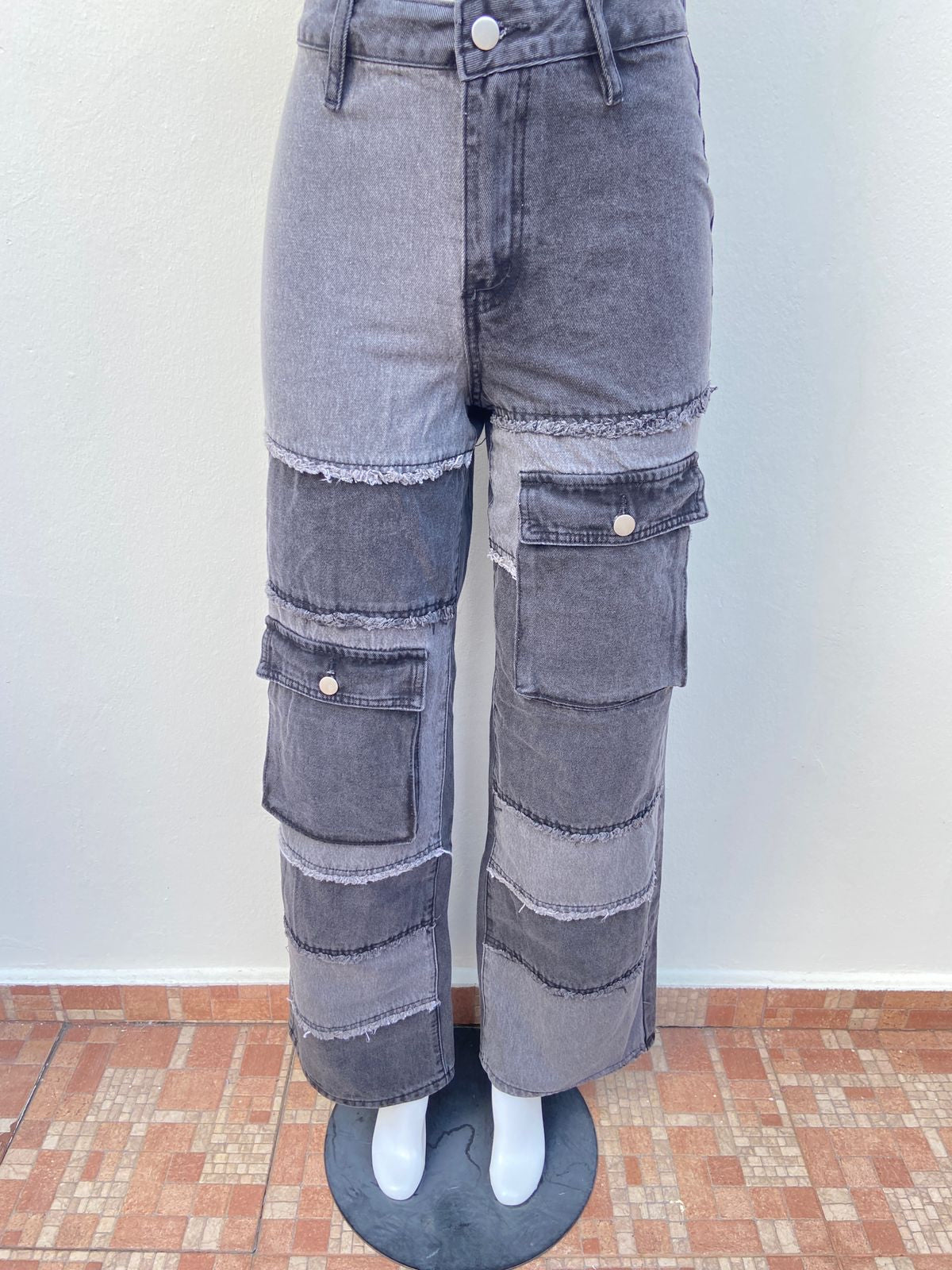 Pantalón FASHION NOVA original, negro con tonos gris y bolsillos en ambos lados.