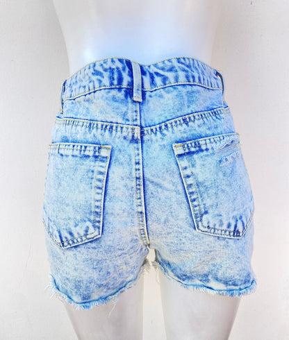 Short Jean blanco combinado con varios rasgados y sin costura abajo
