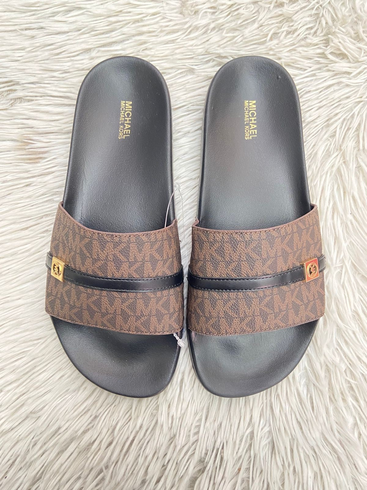 Sandalias MICHAEL KORS original, negra con marrón y correa en frente con placa MK en dorado.