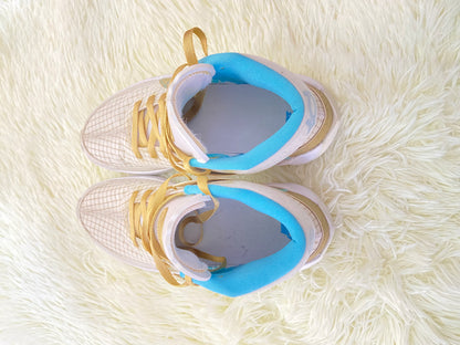 Tenis NIKE original blanco con dorado y azul y detalles de cuadros, altos.
