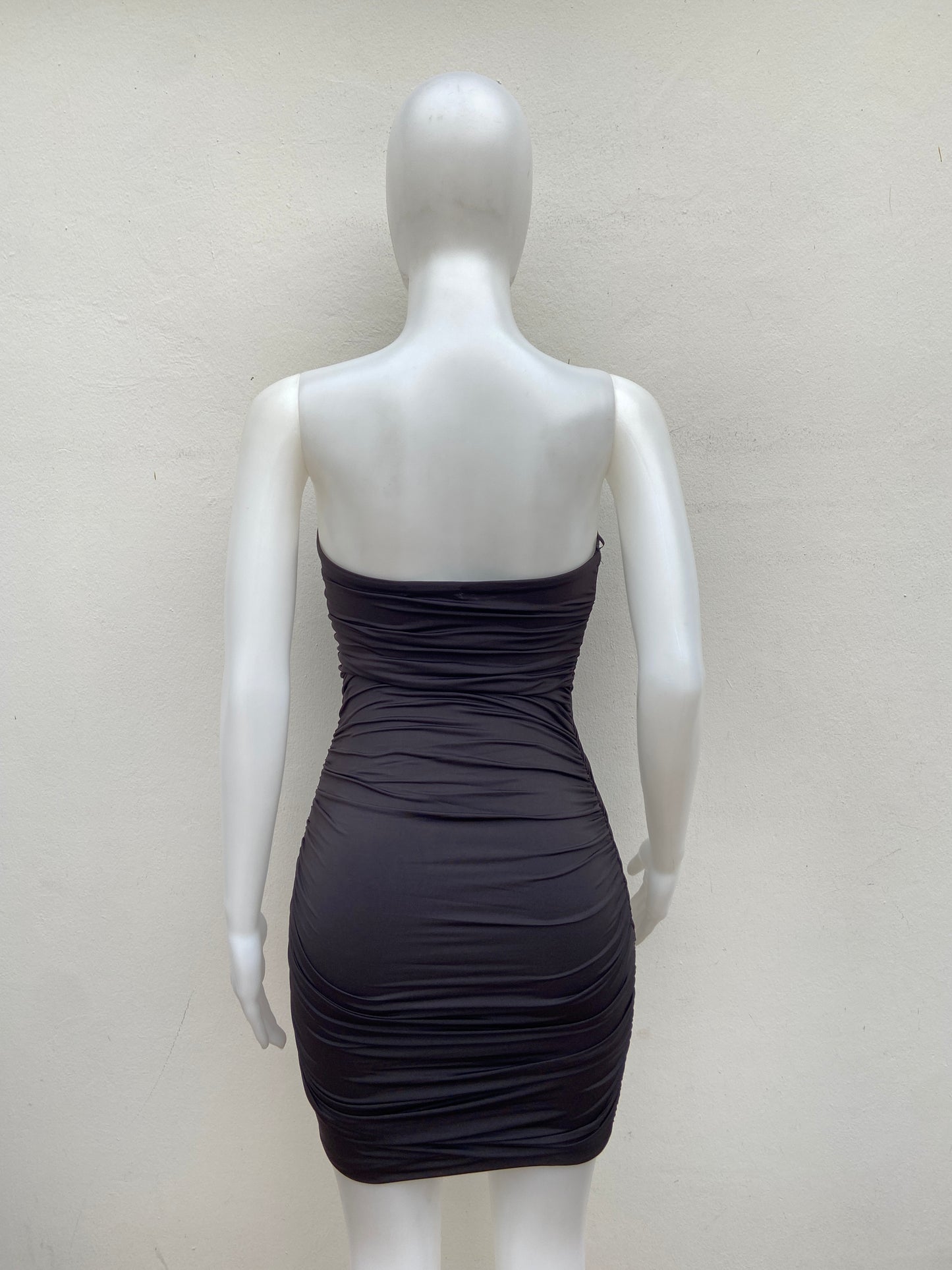 Vestido BOZZOLO original negro liso, con diseño de pliegues, strapless.