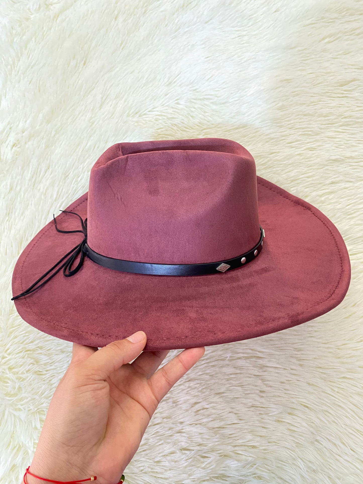 Sombrero, color rojo vino con lazo negro con detalles plateados.
