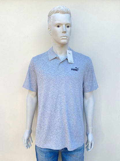 Polocher PUMA Original, en color gris con logotipo de la marca al frente en color negro.
