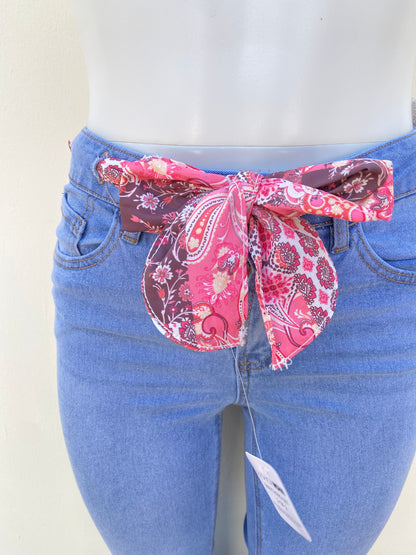 Pantalon Jean, azul claro, estilo campana, con lazo en color rosado.